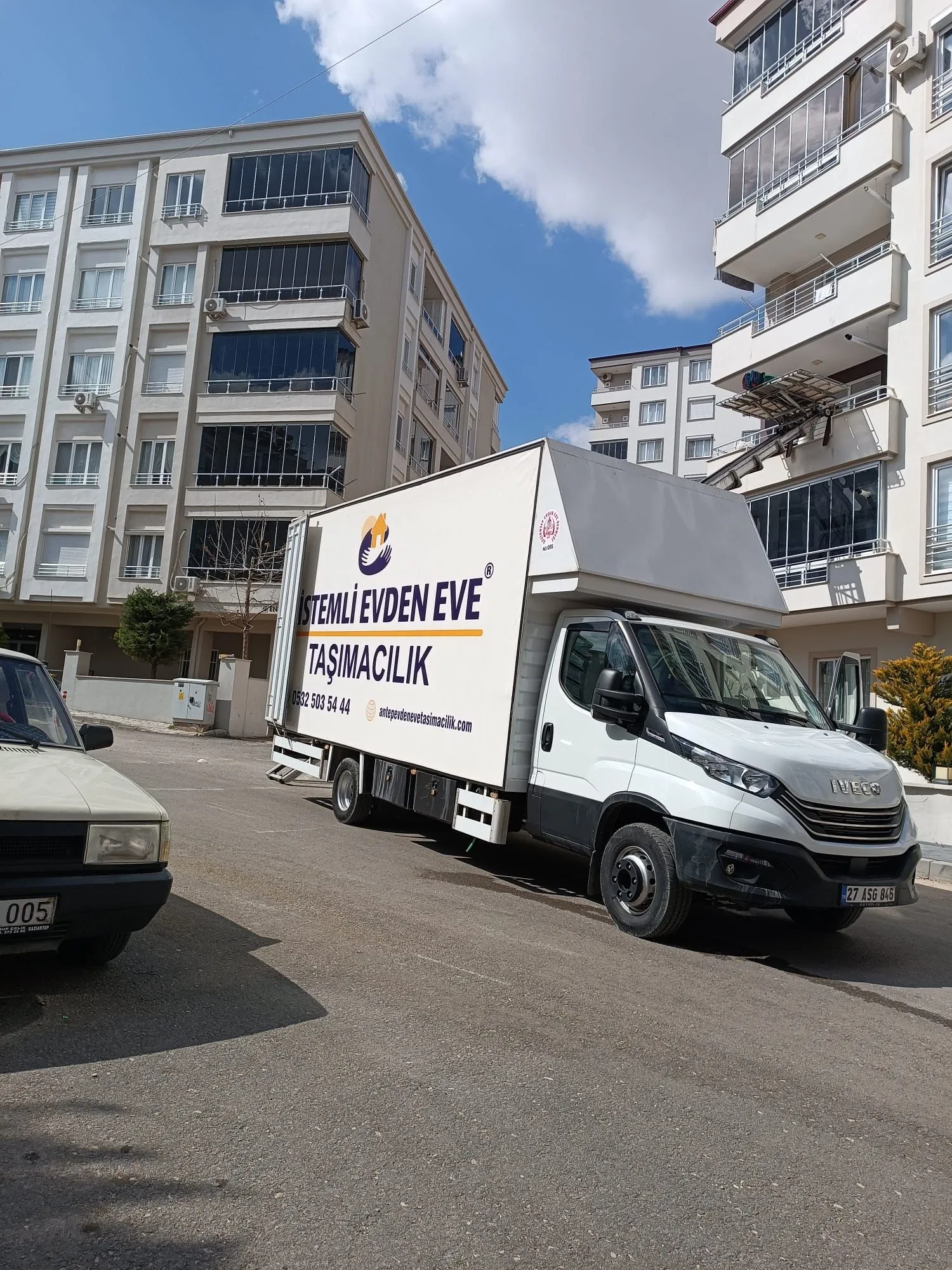 Aracımız asansörü nakliye için binaya yanaşmış