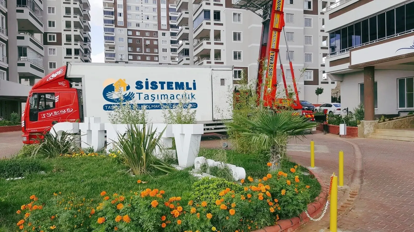 Sistemli Taşımacılık aracı ve nakliye asansörü Günsev Konutları önünde