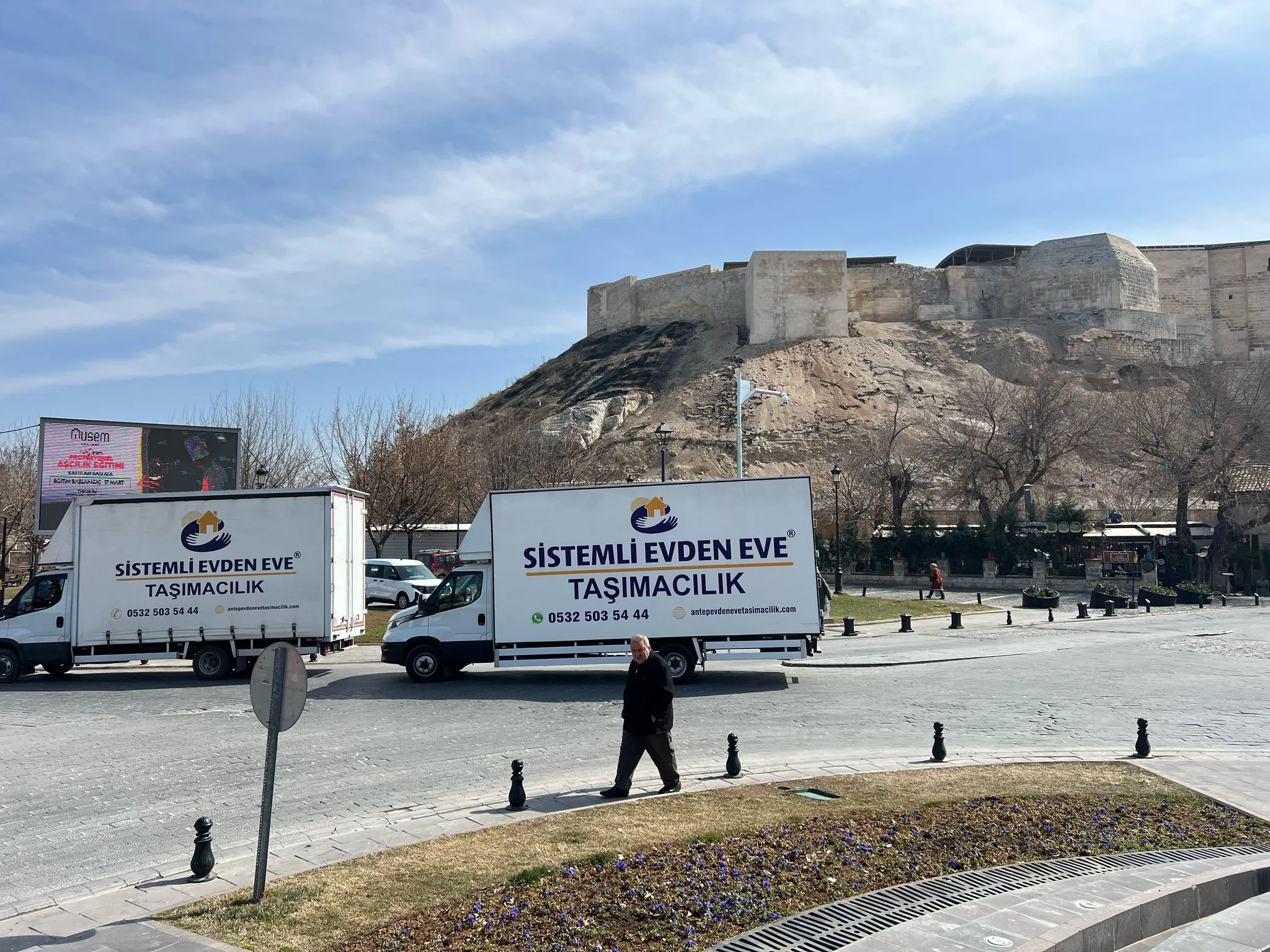 İki Sistemli aracı Gaziantep Kalesi önünde