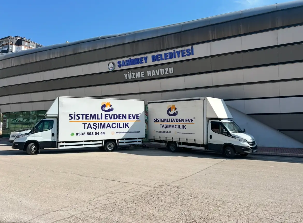 Sistemli araçları Şahinbey yüzme havuzu önünde
