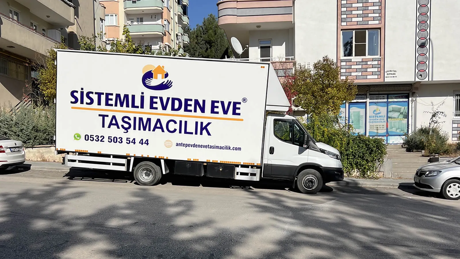 Sistemli Aracı Ofisimizin Önünde