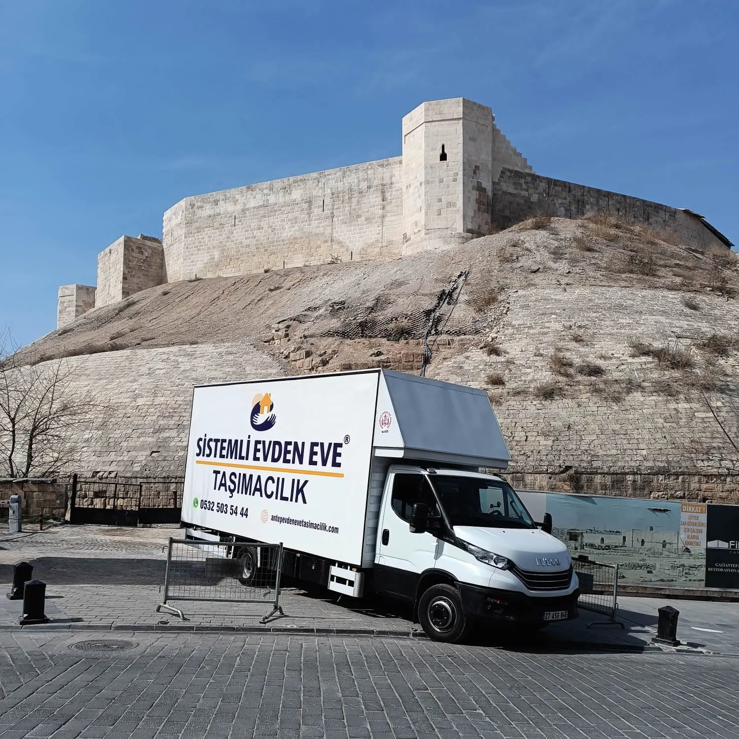 Sistemli aracları Gaziantep Kalesi önünde