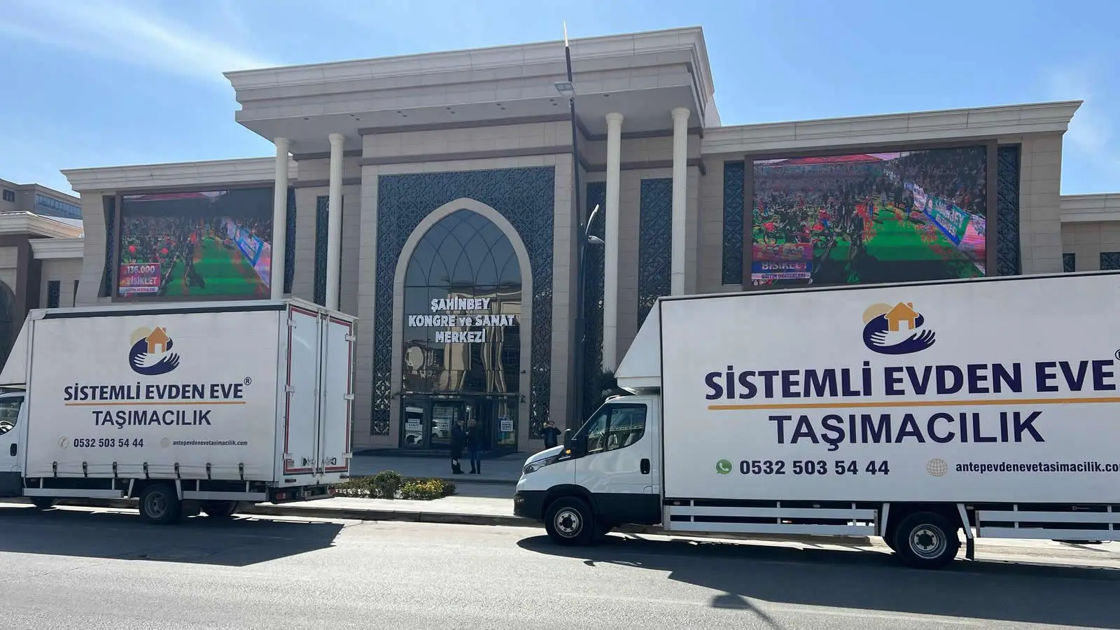 Sistemli Taşımacılık aracı Kongre ve Sanat merkezi önünde